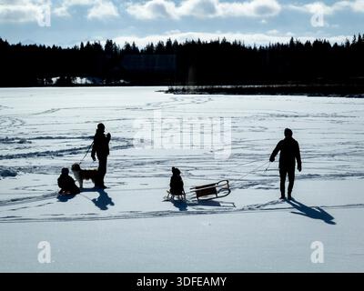 Il 4 gennaio 2026 ad Aitrang, in Germania, le persone camminano attraverso il lago ghiacciato ricoperto di neve e ghiacciato sotto un cielo azzurro, a causa del rischio di ghiaccio e delle condizioni pericolose. Fotografo: Immagini ddp/immagini a stella Foto Stock