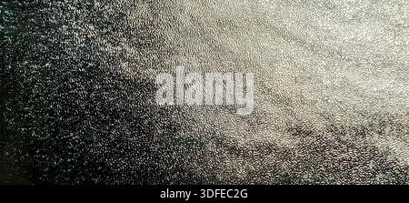 Sfondo con trama in lamina d'argento con superficie metallizzata e sottile riflessione della luce Foto Stock