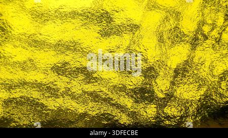 Sfondo in lamina d'oro giallo astratto con ombre spettacolari e superficie metallica increspata per un design di lusso Foto Stock