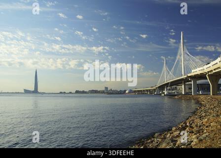 Serata di maggio sull'isola Vasilievsky, vista del ponte di Bath e dello stadio di San Pietroburgo Foto Stock