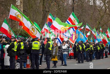 Londra, Regno Unito 11 gennaio 2026 protesta fuori dall'ambasciata iraniana a Londra. Centinaia di morti in Iran proteste contro l'Ayatollah Khamenei. il presidente DEGLI STATI UNITI Don Foto Stock