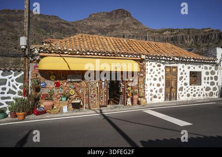 FATAGA, GRAN CANARIA, SPAGNA - 31 LUGLIO 2024: Un antico villaggio al centro dell'isola. La strada principale e commerciale nella parte vecchia della villa Foto Stock