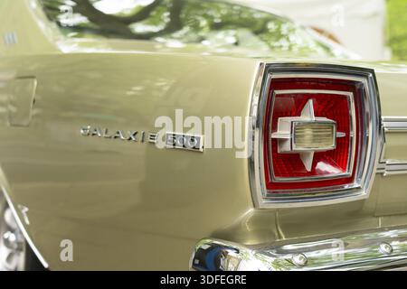 BERLINO - 4 MAGGIO 2024: Il semaforo di un'auto full-size Ford Galaxie 500, primo piano. Classic Days Berlin 2024 Foto Stock
