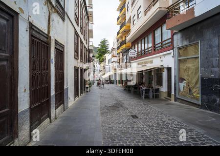 ICOD DE LOS VINOS, TENERIFE, SPAGNA - 20 LUGLIO 2023: Vecchie strade della città vecchia di Icod de los Vinos, sulla costa settentrionale di Tenerife Foto Stock