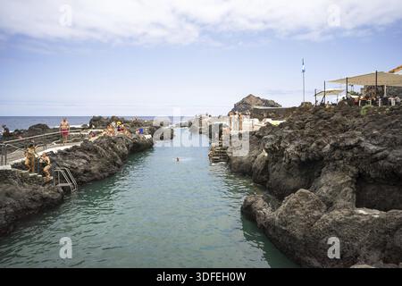 GARACHICO, TENERIFE, SPAGNA - 20 LUGLIO 2023: Piscine naturali di El Caleton. Oceano Atlantico Foto Stock