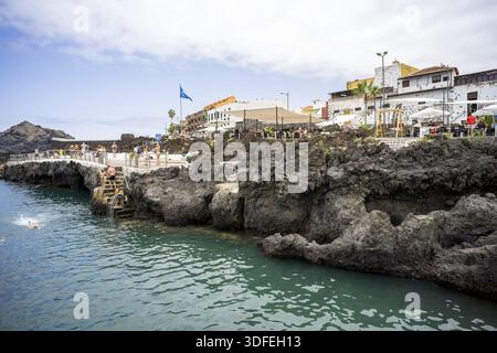 GARACHICO, TENERIFE, SPAGNA - 20 LUGLIO 2023: Piscine naturali di El Caleton. Oceano Atlantico Foto Stock