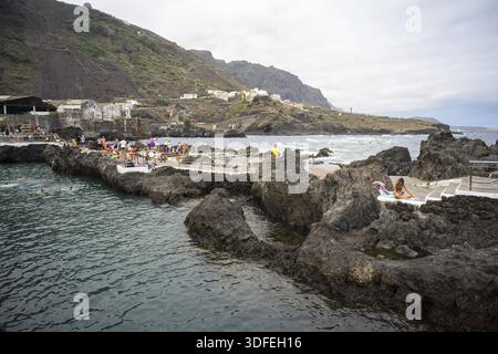 GARACHICO, TENERIFE, SPAGNA - 20 LUGLIO 2023: Piscine naturali di El Caleton. Oceano Atlantico Foto Stock