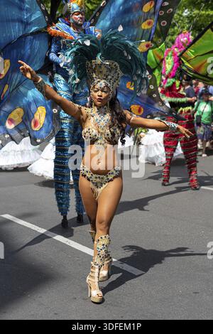 BERLINO - 09 GIUGNO 2019: Il Carnevale annuale delle culture (Karneval der Kulturen) celebrato intorno al fine settimana di Pentecoste. I partecipanti carnevale sul Foto Stock