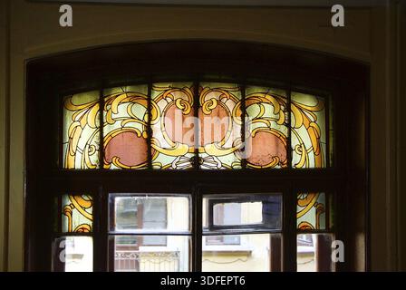 L'edificio di appartamenti di Baka in stile Art Nouveau in via Kirochnaya a San Pietroburgo, all'interno della scala principale, con vetrate colorate nella vittoria Foto Stock