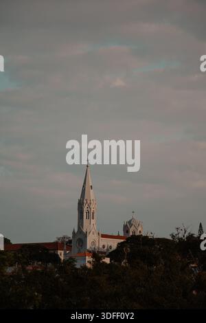 White Church Steeple contro Cloudy Sky Foto Stock