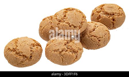 Amaretti italiani tradizionali, mucchio di biscotti di mandorle isolati su sfondo bianco Foto Stock