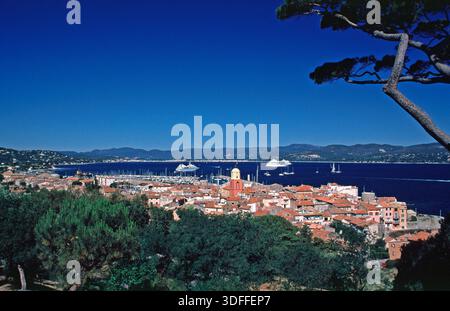 Navi da crociera al largo di Saint-Tropez, Côte d’Azur, Mediterraneo, Francia meridionale, giugno 1999 Foto Stock