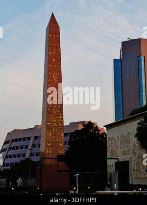 L'obelisco di fronte alla città di Wafi (Mall) in serata, Dubai, Emirati di Dubai, Emirati Arabi Uniti Foto Stock