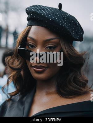 Parigi, Francia - 4 marzo 2025: La cantante TEMS partecipa alla mostra Christian Dior Womenswear FW 2025-2026 nell'ambito della settimana della moda di Parigi (foto: Bruno Ngarukiye) Foto Stock
