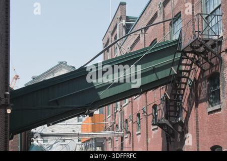 Chute, Old Buildings and Fire Escape, Distillery District, Toronto, Ontario, Canada Foto Stock