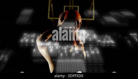 Giocatore che ha tirato fuori il pallacanestro arancione sopra la testa del cerchio in campo con una maglia scura con ologramma Foto Stock