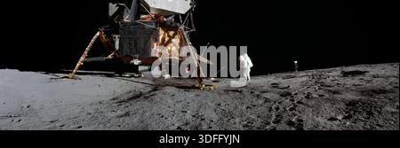 Vista panoramica delle foto della superficie lunare dell'Apollo 12 con il pilota del modulo lunare Alan L. Bean e la TV scattata appena all'interno del bordo del cratere Surveyor durante la prima passeggiata lunare della missione. I panorami sono stati costruiti combinando immagini Apollo 12 a partire dal fotogramma AS12-46-6777 fino al fotogramma finale AS12-46-6780. Le immagini panoramiche hanno ricevuto un ritocco minimo da parte degli specialisti di immagini della NASA, inclusa la rimozione dei bagliori dell'obiettivo che erano problematici nel unire i singoli fotogrammi e nel oscurare il cielo verso l'orizzonte lunare. Una versione ottimizzata di un composito originale della NASA: Credit: NASA Foto Stock