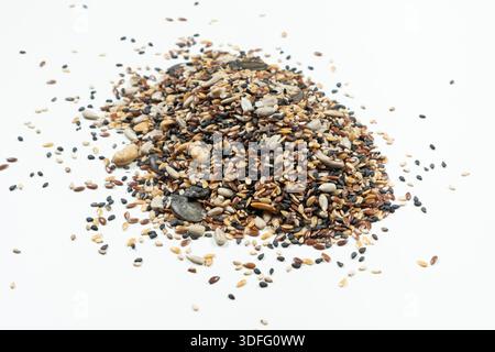 Mucchio di semi sani misti isolati su sfondo bianco. Foto Stock