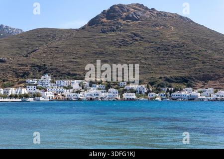 Vista del villaggio di Katapola, delle montagne e del mare, di Amorgos, delle Cicladi, della Grecia Foto Stock