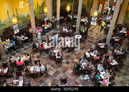 Persone che cenano al ristorante Sunburns nel centro storico di città del Messico. Città del Messico è il distretto federale, capitale del Messico Foto Stock