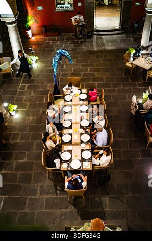 Cenare a un tavolo al Casona de la China Poblana Hotel, Puebla, Messico. La città di Puebla, formalmente Puebla de los Ángeles, è la sede del Municipa Foto Stock