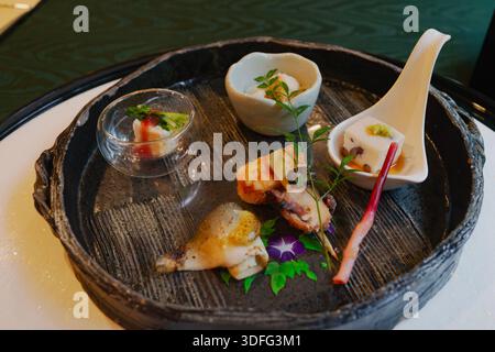 Cucina giapponese preparata e presentata in modo splendido Foto Stock