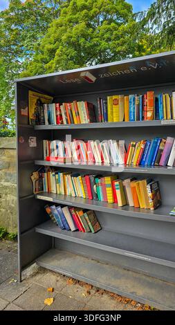 Uberlingen, Germania - 19 settembre 2025. Una biblioteca all'aperto in un parco pubblico. Conoscenza e natura Foto Stock