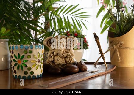 Un piccolo altare domestico alla dea Ganesha Foto Stock