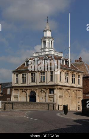 La Custom House di King's Lynn, un capolavoro dell'architettura barocca inglese classificato di grado i. Progettato dall'architetto locale Henry Bell e costruito nel 1683 per il mercante Sir John Turner, è stato descritto da Nikolaus Pevsner come "uno degli edifici più perfetti mai costruiti". Originariamente uno scambio di mercanti, presenta una classica facciata simmetrica con pilastri dorici e ionici e una graziosa cupola in legno. Una statua di Carlo II si trova sopra l'ingresso. Per quasi 300 anni, è stata la sede centrale di HM Customs ed è attualmente in corso un progetto di conservazione di 2,5 milioni di sterline. Foto Stock