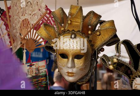 Vista ravvicinata delle maschere di carnevale veneziane, decorate a mano e colorate, esposte a Venezia. Cultura tradizionale italiana, mascherate, simboli di festival. Foto Stock