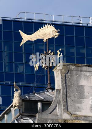 LONDRA, Regno Unito - 30 DICEMBRE 2025: Weathervane con il simbolo del pesce sul mercato del pesce Old Billingsgate Foto Stock