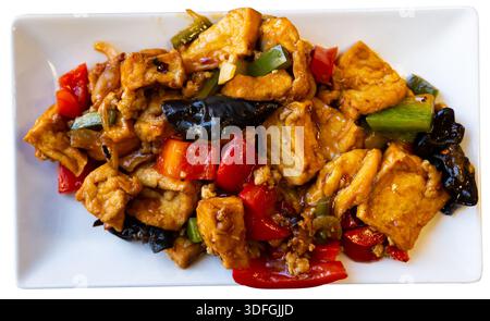 Tofu stufato con verdure su un piatto Foto Stock