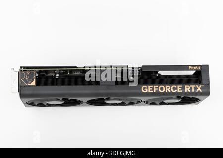 Brnenec, Repubblica Ceca - 14 aprile 2025: Scheda grafica Asus Pro Art GeForce RTX 4060 . ASUS è il produttore numero uno di componenti per PC. Foto Stock