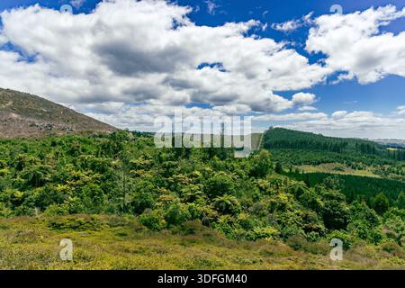 Colline lussureggianti della Green Valley sotto il suggestivo cielo nuvoloso Foto Stock