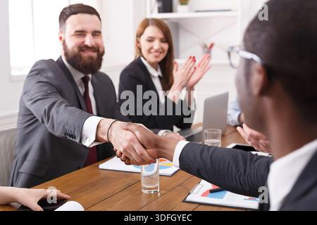 I manager si scambiano la mano dopo la riunione. Primo piano Foto Stock