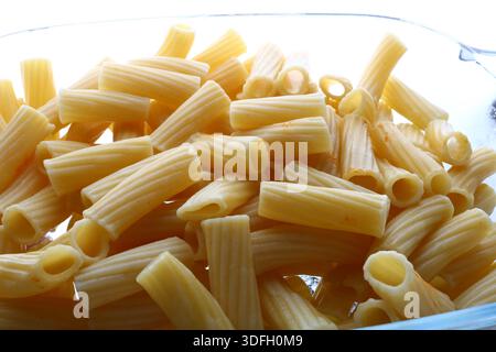 Classici maccheroni bolognesi con salsa di pomodoro e condimento di formaggio grattugiato. Foto Stock
