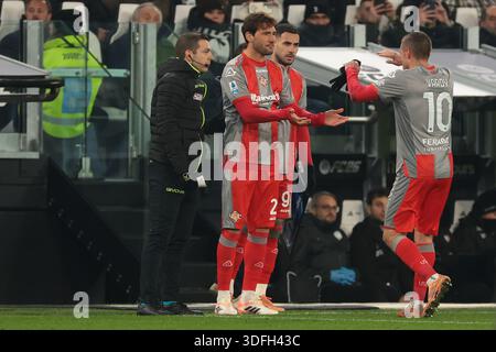 Torino, Italia. 12 gennaio 2026. Antonio Sanabria degli Stati Uniti Cremonese guarda come Jamie Vardy degli Stati Uniti Cremonese è sostituito da Franco Vazquez durante la partita Juventus vs US Cremonese di serie A all'Allianz Stadium di Torino. Il credito per immagini dovrebbe essere: Jonathan Moscrop/Sportimage Credit: Sportimage Ltd/Alamy Live News Foto Stock