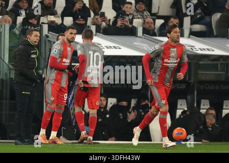 Torino, Italia. 12 gennaio 2026. Antonio Sanabria degli Stati Uniti Cremonese guarda come Jamie Vardy degli Stati Uniti Cremonese è sostituito da Franco Vazquez durante la partita Juventus vs US Cremonese di serie A all'Allianz Stadium di Torino. Il credito per immagini dovrebbe essere: Jonathan Moscrop/Sportimage Credit: Sportimage Ltd/Alamy Live News Foto Stock