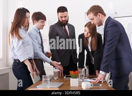 Riunione del team aziendale. Team giovane in un ufficio moderno Foto Stock