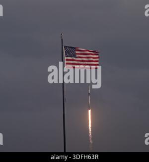 Cape Canaveral, Stati Uniti. 12 gennaio 2026. Con il tempo al 85%, Go for Launch Liftoff è stato effettuato da SpaceX per Starlink 6-97 alle 16:08 del 12 gennaio 2026 Cape Canaveral Florida. Questo è il terzo volo dalla Florida nel 2026. (Foto di Scott Schilke?SipaUSA) credito: SIPA USA/Alamy Live News Foto Stock