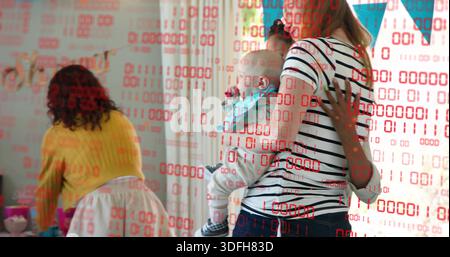 Con una t-shirt bianca a righe navy che avvolge il neonato nell'area soggiorno della casa, rivestimento binario rosso Foto Stock