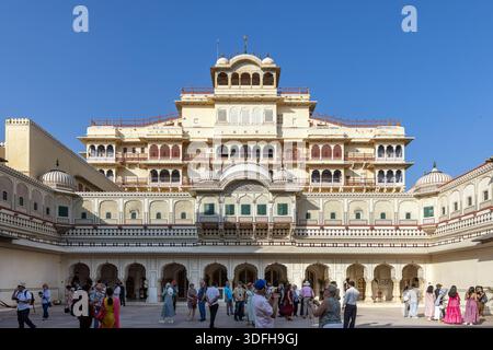 Vista del Chandra Mahal dal cortile di Pritam Niwas presso il Palazzo della città di Jaipur, Rajasthan, India Foto Stock