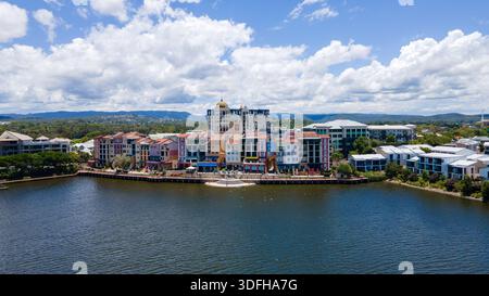 Ripresa aerea del quartiere francese di ispirazione europea a Emerald Lakes - Gold Coast Australia Foto Stock