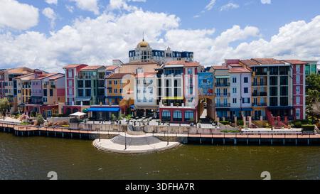 Ripresa aerea del quartiere francese di ispirazione europea a Emerald Lakes - Gold Coast Australia Foto Stock
