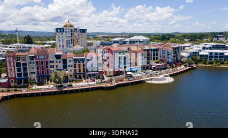 Ripresa aerea del quartiere francese di ispirazione europea a Emerald Lakes - Gold Coast Australia Foto Stock