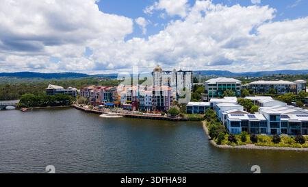 Ripresa aerea del quartiere francese di ispirazione europea a Emerald Lakes - Gold Coast Australia Foto Stock