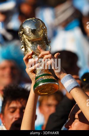 Un sostenitore argentino mostra un trofeo replica della Coppa del mondo prima del calcio d'inizio di una partita della Coppa del mondo FIFA a Johannesburg, Sudafrica. Foto Stock