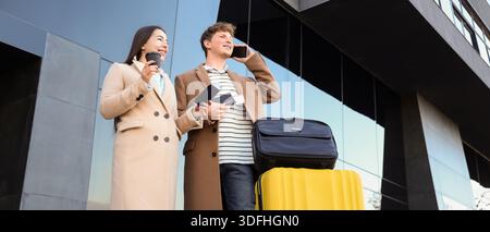 Giovane coppia con passaporti e biglietti vicino all'aeroporto Foto Stock