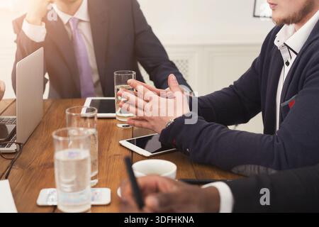 Il meeting aziendale si concentra sulla collaborazione e lo sviluppo di strategie tra i professionisti Foto Stock