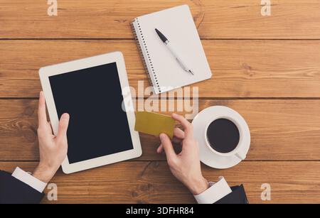 Uomo d'affari che usa la carta di credito per lo shopping online Foto Stock